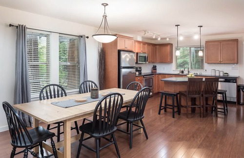 Lindell Beach Maison | Cozy Cultus Cottage with Shared Pool and Hot Tub. Pet-Friendly!