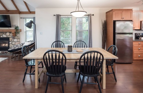 Lindell Beach Maison | Cozy Cultus Cottage with Shared Pool and Hot Tub. Pet-Friendly!