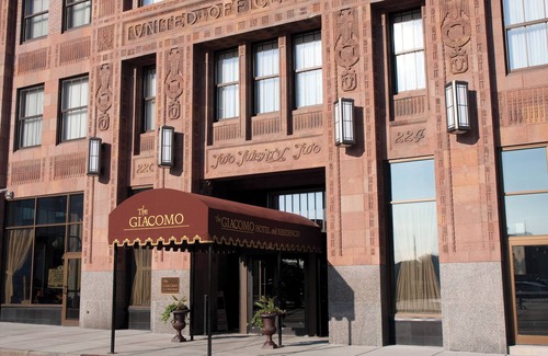 Downtown Niagara Falls Hôtel | Cozy Deluxe King room in fabulous Niagara Falls with fitness center ,free WiFi