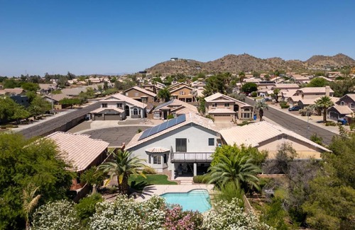 Dave Brown Autumn Hills Maison | Cozy Desert Escape - Fire Pit - Pool - Fast WiFi