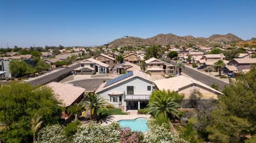Dave Brown Autumn Hills Maison | Cozy Desert Escape - Fire Pit - Pool - Fast WiFi