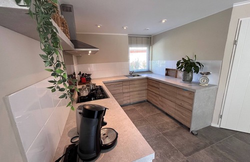 Bruinisse Maison | Cozy detached holiday home with large enclosed garden