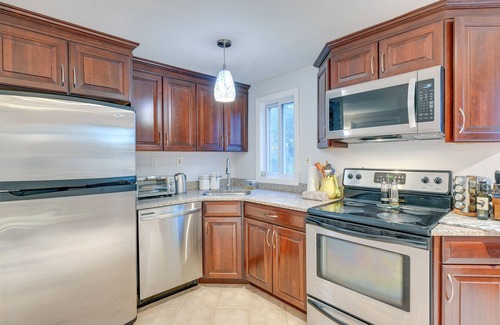 Dix Hills Appartement | Cozy Dix Hills Apt w/ Deck ~ 7 Mi to Beach!