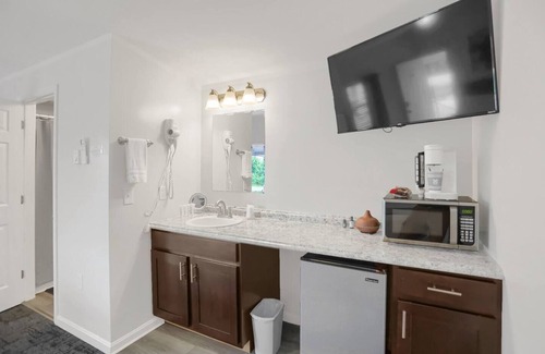 Halifax Appartement | Cozy Double Queen Room 104 at Halifax Inn