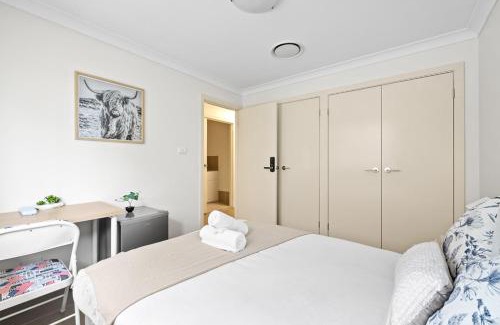 Panania Maison | Cozy Double Room in Panania - Close to Stations & Stores - Shared Bathroom