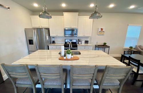 Mahncke Park Maison | Cozy Downtown: Two Suites, Alamo, Riverwalk, Zoo!