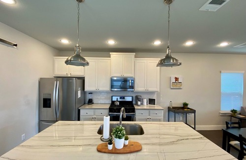 Mahncke Park Maison | Cozy Downtown: Two Suites, Alamo, Riverwalk, Zoo!