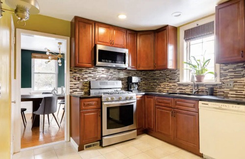 Ardmore Maison | Cozy, Driveway, & Convenient Trains