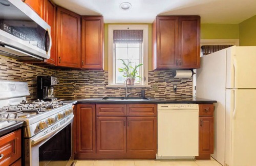 Ardmore Maison | Cozy, Driveway, & Convenient Trains