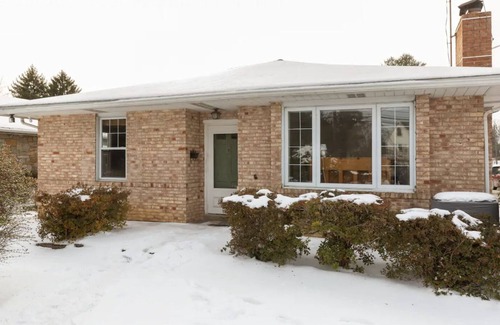 Ardmore Maison | Cozy, Driveway, & Convenient Trains