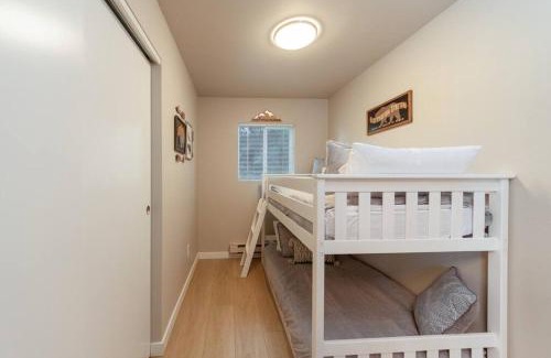 Valley Maison | Cozy Duplex Unit - Beautiful Lake Views!