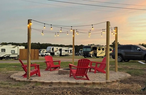 Copperas Cove Maison | Cozy Eddie Bauer Retreat at Joy RV Resort in Copperas Cove