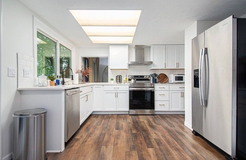 Millard Maison | Cozy & Elegant Gem, Fenced Yard, BBQ & Games!