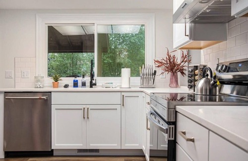Millard Maison | Cozy & Elegant Gem, Fenced Yard, BBQ & Games!