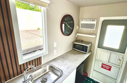 Medina Location De Bateaux | Cozy Erie Canal Houseboat in the Heart of Bustling Downtown Medina