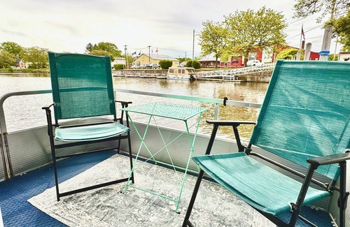 Medina Location De Bateaux | Cozy Erie Canal Houseboat in the Heart of Bustling Downtown Medina