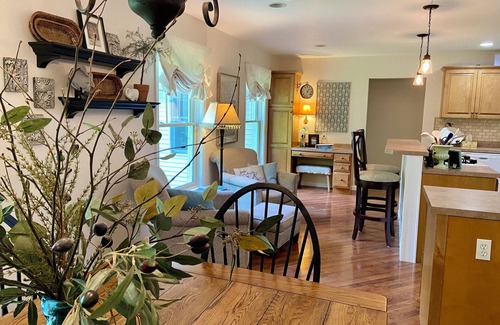 St Ignace Maison | Cozy Fall Getaway! Enjoy Fall Colors & Family Games by the Camp Fire