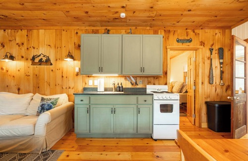 Gilmanton IW Cabine | Lakeside Cabin Near Winni, Gunstock, w/ Kayaks & Kid's Bunkhouse