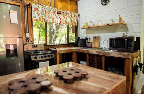 Valle Azul Maison | Cozy Family Cabin River/ Nature Sound. Pet Friendly! Bungalows Tulipanes CR