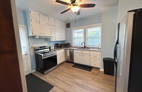 Benson Maison | Cozy family-friendly Bungalow 4 Bedrms 2 bths Historic Beauty - 3 Mi to Stadium