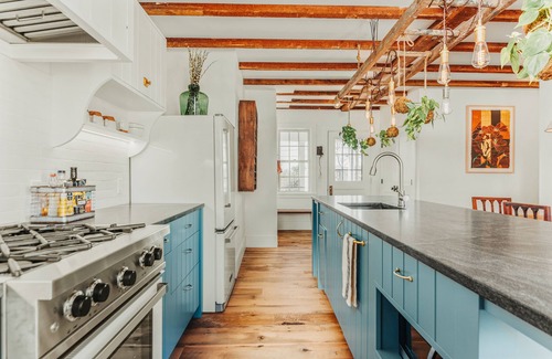 Stratham Autre | Cozy family friendly private apartment farm stay