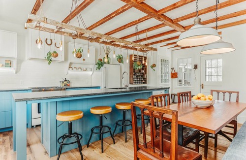 Stratham Autre | Cozy family friendly private apartment farm stay
