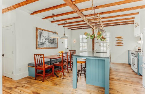 Stratham Autre | Cozy family friendly private apartment farm stay