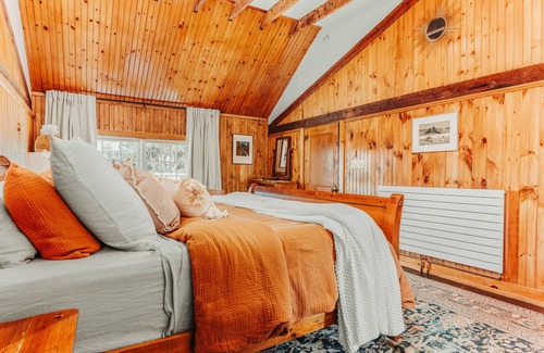 Stratham Autre | Cozy family friendly private apartment farm stay