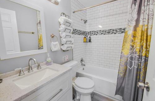 Aurora Maison | Cozy Family Home with Large Yard near Quincy reservoir
