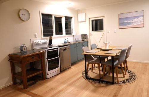Mangere Bridge Maison | Cozy Family Home, 10mins from the Airport, Pet Friendly!