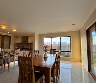 Grovedale Maison | Cozy family home near suft coast 6 beds