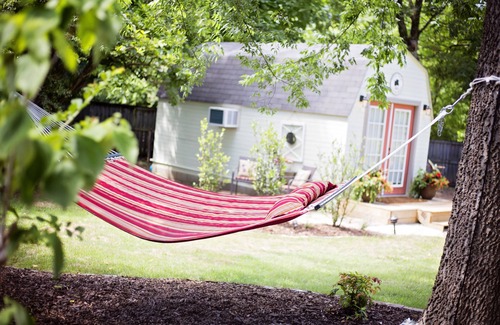 Mena Maison | Cozy Farm House situé sur une propriété historique du début du siècle.