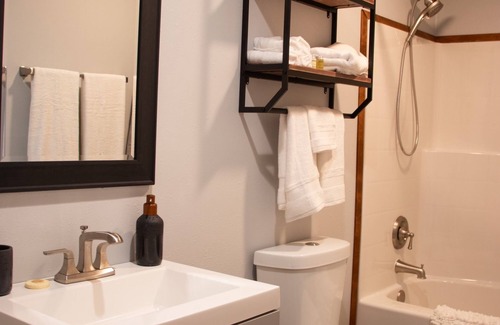 Buckley Autre | Cozy Farm stay on 70 acres,Pet Friendly, farm animals,close to mount Rainer
