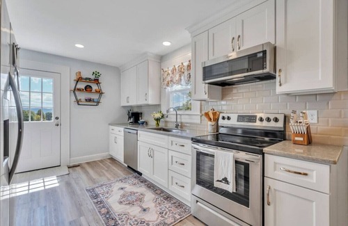 Troutville Maison | Cozy Farmhouse, Hot tub and Sauna on 8 acres!