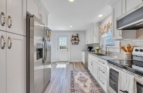 Troutville Maison | Cozy Farmhouse, Hot tub and Sauna on 8 acres!
