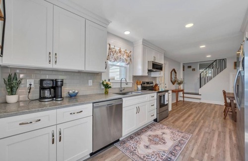 Troutville Maison | Cozy Farmhouse, Hot tub and Sauna on 8 acres!