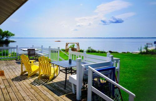 Fremont Maison | Cozy Fremont Cottage on Lake Poygan and Fishing Dock