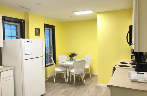 Seward Place Appartement | Pied à terre français confortable - lit King, laveuse / sécheuse