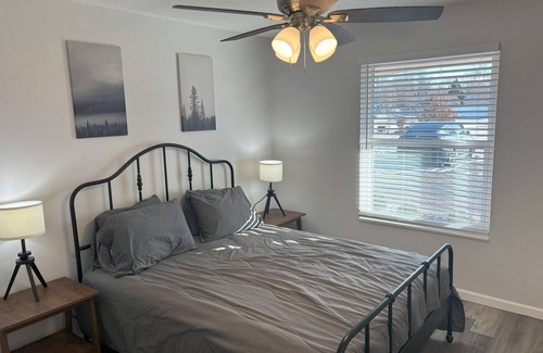 Granite City Appartement | Cozy Fully Remodeled Elegant 2 BR Apartment Near Giant Park!