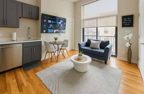 Lake View East Appartement | Cozy, Fully Set-Up 1BR Space