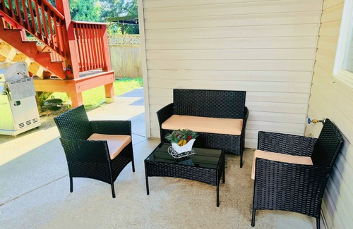 Lynn Valley Maison | Cozy Garden 2 bedrooms Suite in welcoming North Vancouver with WiFi