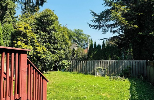 Lynn Valley Maison | Cozy Garden 2 bedrooms Suite in welcoming North Vancouver with WiFi