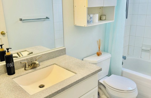 Lynn Valley Maison | Cozy Garden 2 bedrooms Suite in welcoming North Vancouver with WiFi