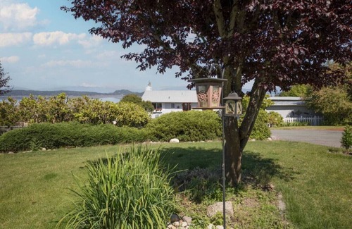 Oak Harbor Maison | Cozy Garden 4BR/1BA Lower Unit w/ Ocean Views