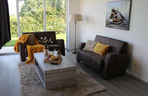 Gasthuis Maison | Cozy Garden Home w Fireplace