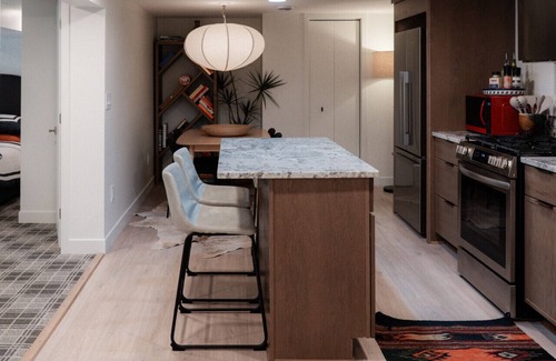 Summit - University Appartement | Cozy Garden Level Suite in Historic Saint Paul Cathedral Hill
