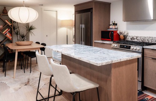 Summit - University Appartement | Cozy Garden Level Suite in Historic Saint Paul Cathedral Hill