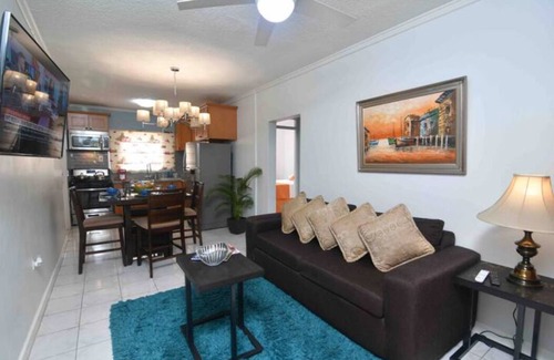 Eastwood Park Maison | Cozy Garden Suite near Sovereign On The Boulevard, Red Hills