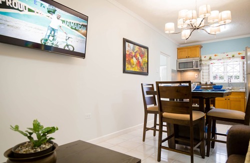 Eastwood Park Maison | Cozy Garden Suite near Sovereign On The Boulevard, Red Hills