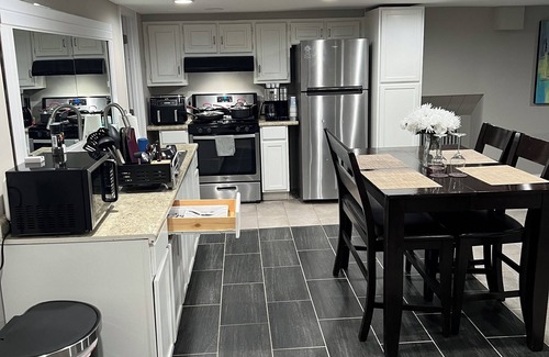 Hickory Hills Appartement | Cozy Garden Unit 1st flr with private entrance and Turo vehicle available.
